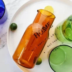 Plates u0026 More Küche & Esszimmer-550 ml Wasserkaraffe mit Glas-Set für den Nachttisch – Blau, Bernstein, Blaugrün, Grau