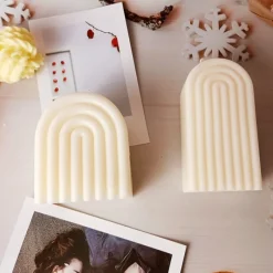 Tom Wohndeko-Aromara Arched Soy Scented Candle – Freesia, Rose & Wild Bluebell