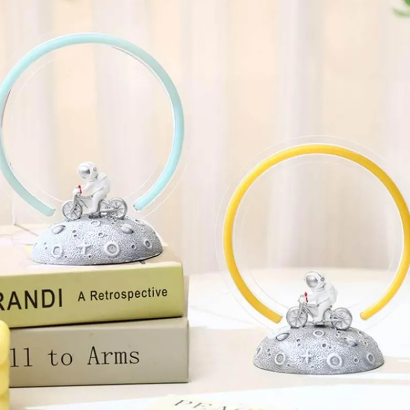 Bright Accents Beleuchtung-Astronauten-Fahrrad-Nachtlicht – Weltraum-Dekor