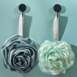 The Blissful Bath Badezimmer-Badeschwamm mit japanischer Rose – weiches Peeling-Duschaccessoire