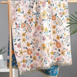 Wrap u0026 Relax Bettzeug-Badetuch aus Baumwolle mit Blumenmuster – Handtuch mit Country-Blumen-Design
