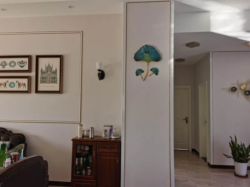 The Gilded Nest Wohndeko-Blatt-Wanduhr – Elegantes, stilles Dekor