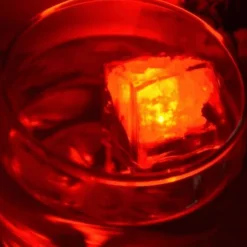The Decor Haven Küche & Esszimmer-Bunte LED-Eiswürfel – Leuchtende, wasseraktivierte Partydekoration