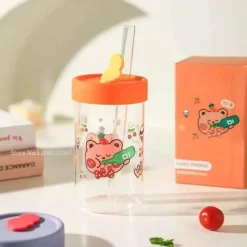 Plates u0026 More Küche & Esszimmer-Cartoon-Glasbecher mit Deckel und Strohhalm – 600 ml Trinkgeschirr