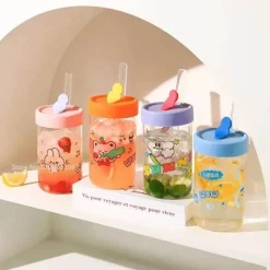 Plates u0026 More Küche & Esszimmer-Cartoon-Glasbecher mit Deckel und Strohhalm – 600 ml Trinkgeschirr