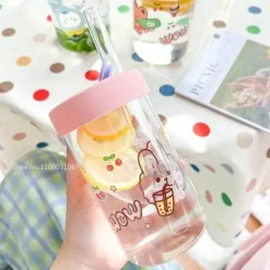 Plates u0026 More Küche & Esszimmer-Cartoon-Glasbecher mit Deckel und Strohhalm – 600 ml Trinkgeschirr