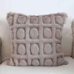 The Cushion Corner Bettzeug-Cremefarbener geometrischer Kunstfell-Kissenbezug – Luxus-Wohndekor-Akzent