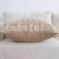 The Cushion Corner Bettzeug-Cremefarbener geometrischer Kunstfell-Kissenbezug – Luxus-Wohndekor-Akzent