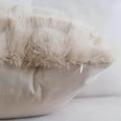 The Cushion Corner Bettzeug-Cremefarbener geometrischer Kunstfell-Kissenbezug – Luxus-Wohndekor-Akzent