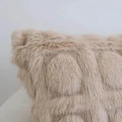 The Cushion Corner Bettzeug-Cremefarbener geometrischer Kunstfell-Kissenbezug – Luxus-Wohndekor-Akzent