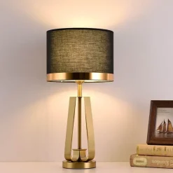 Glow u0026 Shade Beleuchtung-Crowns Embrace Tischlampe – Elegante Beleuchtung für Zuhause