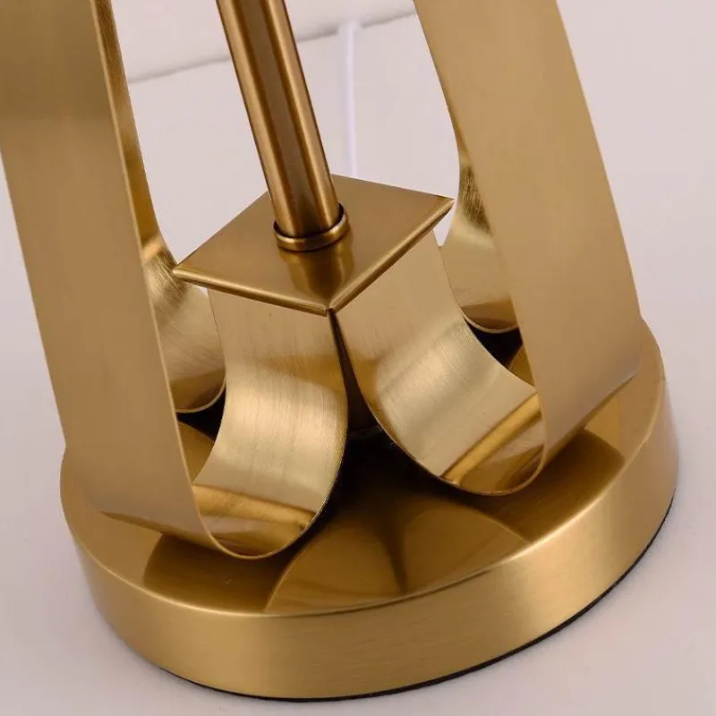 Glow u0026 Shade Beleuchtung-Crowns Embrace Tischlampe – Elegante Beleuchtung für Zuhause