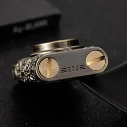 The Outdoor Vault Heimwerkzeuge|Outdoor & Garten-Dragon Wings Messingfeuerzeug - Kerosin-Design