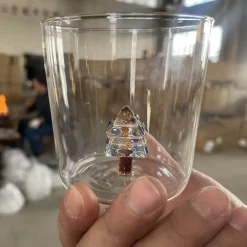 Plates u0026 More Küche & Esszimmer-3D-Weinglas mit Weihnachtsbaum – 300 ml, Trinkgeschirr für die Feiertage, Geschenk