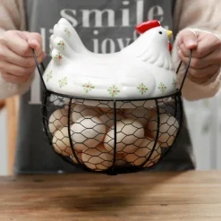 The Decor Haven Küche & Esszimmer-Eierhalter aus Keramik für Hühnereier – Drahtkorb-Dekoration im Landhausstil