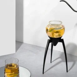 The Cozy Mug Küche & Esszimmer-Eleganter dreibeiniger Filterkaffee-/Teebereiter – Stilvolle Brühstation