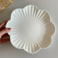 Elegance at the Table Küche & Esszimmer-Eleganter Keramik-Essteller mit Blumenmuster – Teller mit Blumenmuster