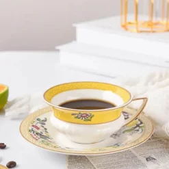 Elegance at the Table Küche & Esszimmer-Elegantes Teetassen- und Untertassen-Set aus Bone China – Floral Coffee Essentials