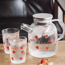 Plates u0026 More Küche & Esszimmer-Erdbeer-Glasbecher mit Strohhalm und Deckel – Klarer, hochwertiger Wasserbecher für Milch und Saft