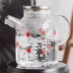 Plates u0026 More Küche & Esszimmer-Erdbeer-Glasbecher mit Strohhalm und Deckel – Klarer, hochwertiger Wasserbecher für Milch und Saft