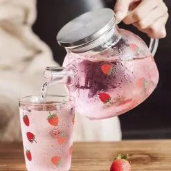 Plates u0026 More Küche & Esszimmer-Erdbeer-Glasbecher mit Strohhalm und Deckel – Klarer, hochwertiger Wasserbecher für Milch und Saft