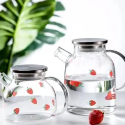 Plates u0026 More Küche & Esszimmer-Erdbeer-Glasbecher mit Strohhalm und Deckel – Klarer, hochwertiger Wasserbecher für Milch und Saft