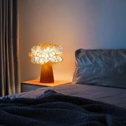 The Light Loft Beleuchtung-Florale Tischlampe – Romantische Akzentbeleuchtung mit Blütenblättern