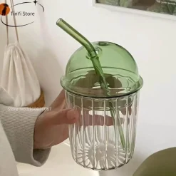 Plates u0026 More Küche & Esszimmer-Gestreifter Glasbecher mit Deckel und Strohhalm – 450 ml für Kaffee, Saft, Milch, Tee