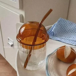 Plates u0026 More Küche & Esszimmer-Gestreifter Glasbecher mit Deckel und Strohhalm – 450 ml für Kaffee, Saft, Milch, Tee