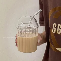 Plates u0026 More Küche & Esszimmer-Gestreifter Glasbecher mit Deckel und Strohhalm – 450 ml für Kaffee, Saft, Milch, Tee