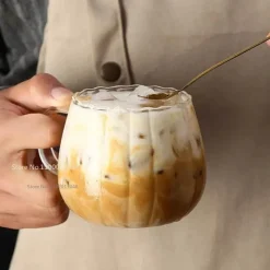 Plates u0026 More Küche & Esszimmer-Gestreifter Kaffeebecher aus Glas – hitzebeständiges Trinkgeschirr mit Henkel