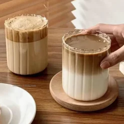 Plates u0026 More Küche & Esszimmer-Gestreiftes Trinkgeschirr-Set – Kaffee-, Wein-, Wasser- und Milchgläser