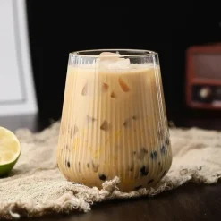 Plates u0026 More Küche & Esszimmer-Glasbecher-Set mit Deckel und Strohhalm – vielseitiges Trinkgeschirr für Tee, Kaffee, Saft und Milch