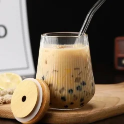 Plates u0026 More Küche & Esszimmer-Glasbecher-Set mit Deckel und Strohhalm – vielseitiges Trinkgeschirr für Tee, Kaffee, Saft und Milch