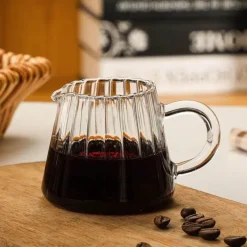 Plates u0026 More Küche & Esszimmer-Glasbecher-Set mit vertikalen Streifen – Tassen für Kaffee, Tee, Saft und Milch