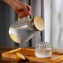 Plates u0026 More Küche & Esszimmer-Glaswasserflasche mit großem Fassungsvermögen – Krug mit vertikalen Streifen für heiße und kalte Getränke