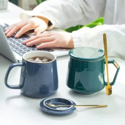 Tom Küche & Esszimmer-Goldenes Keramikbecher-Set mit Deckel und Löffel – 400 ml für Kaffee, Wasser und Milch