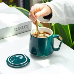 Tom Küche & Esszimmer-Goldenes Keramikbecher-Set mit Deckel und Löffel – 400 ml für Kaffee, Wasser und Milch