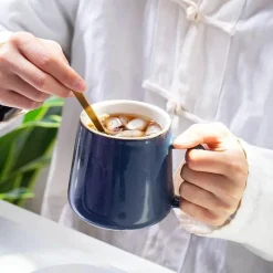 Tom Küche & Esszimmer-Goldenes Keramikbecher-Set mit Deckel und Löffel – 400 ml für Kaffee, Wasser und Milch