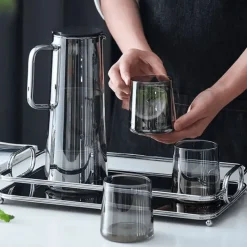 Plates u0026 More Küche & Esszimmer-Grauer Glaskrug - Wasser- und Saftkrug mit großem Fassungsvermögen