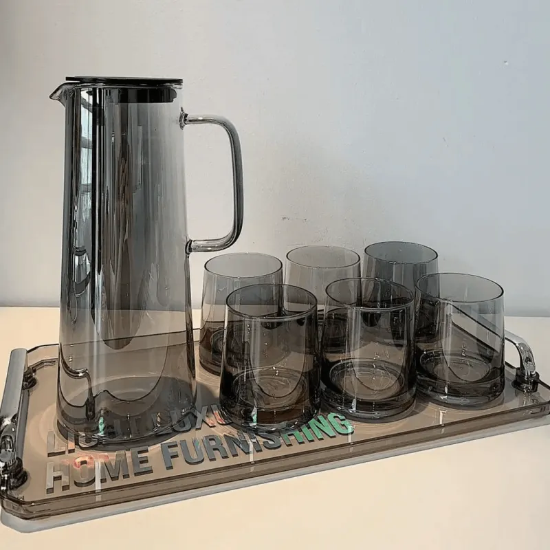 Plates u0026 More Küche & Esszimmer-Grauer Glaskrug - Wasser- und Saftkrug mit großem Fassungsvermögen