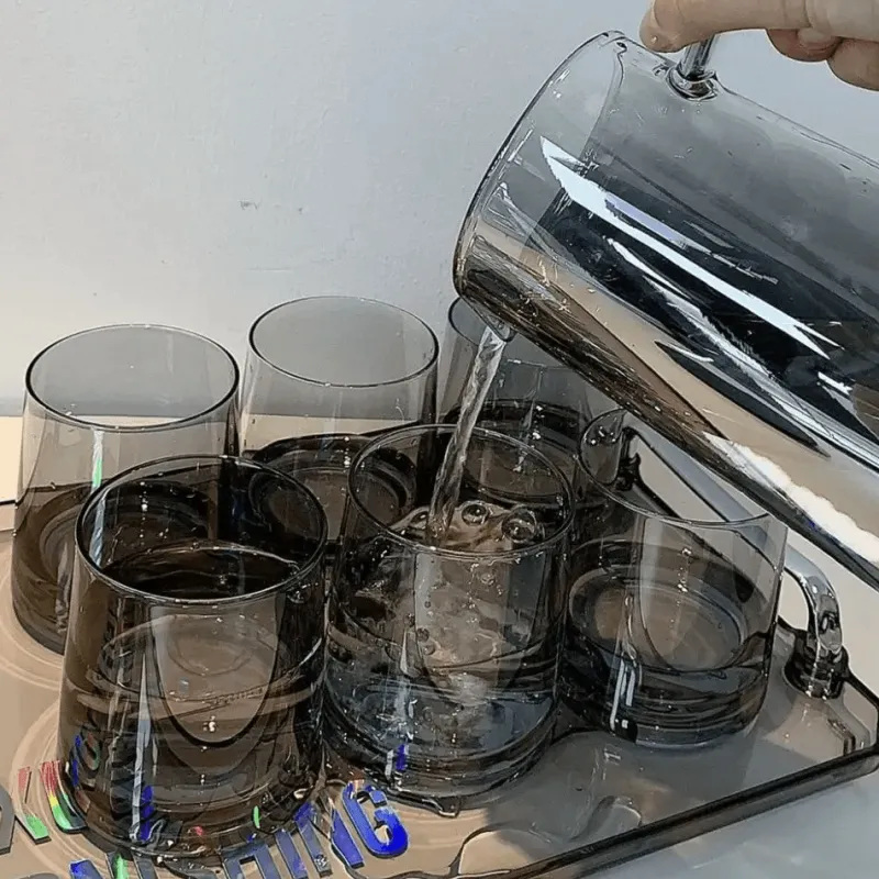 Plates u0026 More Küche & Esszimmer-Grauer Glaskrug - Wasser- und Saftkrug mit großem Fassungsvermögen