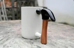 The Cozy Mug Küche & Esszimmer-Hammerförmiger Keramikbecher – Einzigartige Kaffeetasse mit Werkzeugmotiv