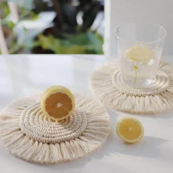 The Gilded Nest Wohndeko-Handgefertigter nordischer Makramee-Untersetzer - Tassentuch-Dekor