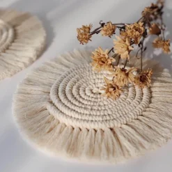 The Gilded Nest Wohndeko-Handgefertigter nordischer Makramee-Untersetzer - Tassentuch-Dekor