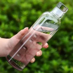 The Decor Haven Küche & Esszimmer-Hitzebeständige Glaswasserflasche - Stilvolles Zeitskalen-Design