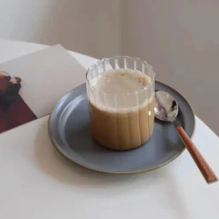 Plates u0026 More Küche & Esszimmer-Hitzebeständiger geriffelter Glasbecher – nordisches Design für Wasser, Saft, Milch, Whisky