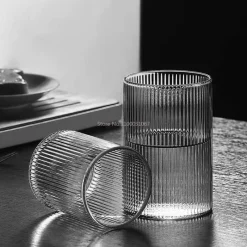 Plates u0026 More Küche & Esszimmer-Hitzebeständiges Wasserbecher-Set aus gestreiftem Glas – transparentes Trinkgeschirr für Saft und Wein