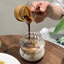 Plates u0026 More Küche & Esszimmer-Kaffeetasse aus Glas mit vertikalen Streifen – stilvolles Trinkgeschirr für Milch, Tee, Saft