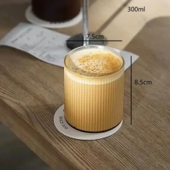 Plates u0026 More Küche & Esszimmer-Kaffeetasse aus Glas mit vertikalen Streifen – stilvolles Trinkgeschirr für Milch, Tee, Saft